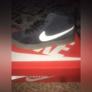NIKE SB BRUINS